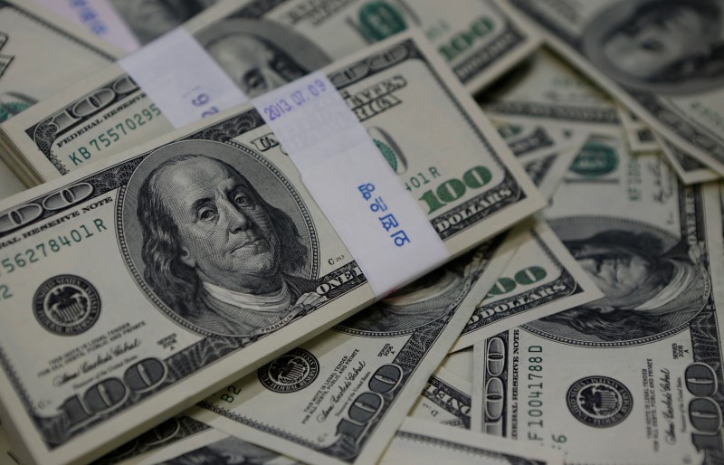 © Reuters. الدولار يصعد بعد إستيعاب المستثمرين لتعليقات يلين