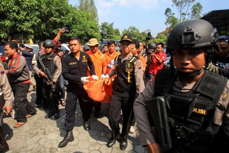 © Reuters. تحقيق-المطلوب رقم واحد في إندونيسيا يلهم جيلا جديدا من المتشددين