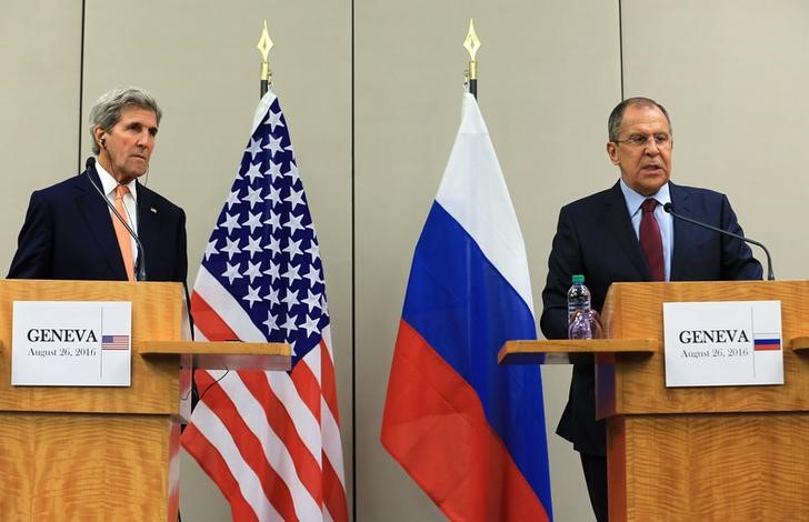 © Reuters. Kerry e Lavrov concedem entrevista em Genebra