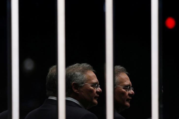 © Reuters. Imagem do presidente do Senado, Renan Calheiros, é refletida em espelho durante sessão de julgamento do processo de impeachment, em Brasília