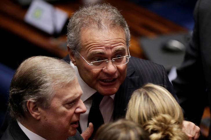 © Reuters. Presidente do Senado, Renan Calheiros, discute com senadora Gleisi Hoffmann durante julgamento do impeachment no Senado, em Brasília