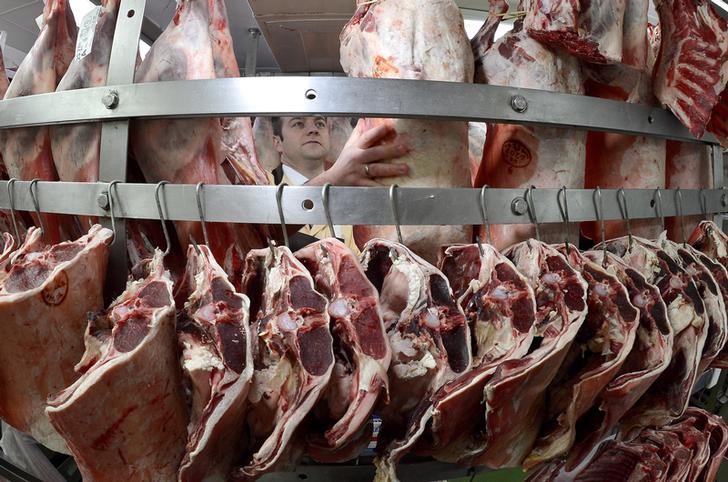 © Reuters. اتهام ثلاثة ببيع لحوم خيل على أنها لحم بقري في بريطانيا