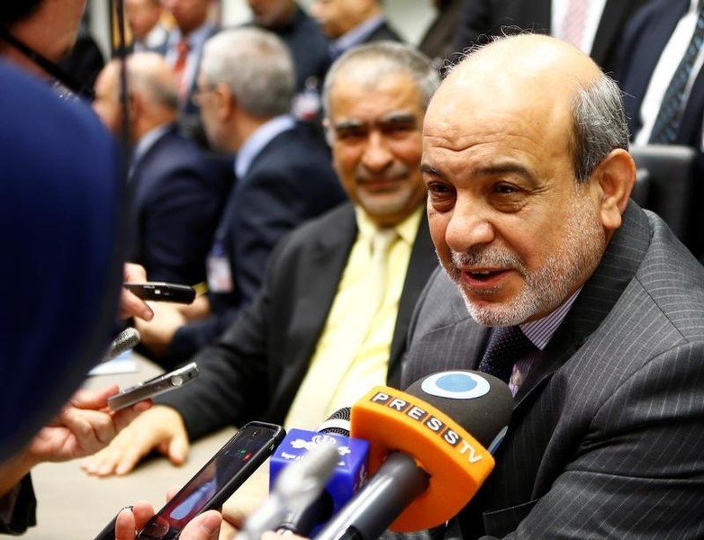 © Reuters. Iraqi Deputy Oil Minister Fayadh al-Nema  talks to journalists before a meeting of OPEC oil ministers in Vienna