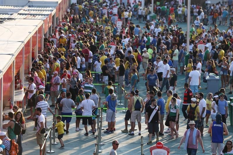 © Reuters. Sports fans queue to buy tickets to Olympic events in Rio de Janeiro