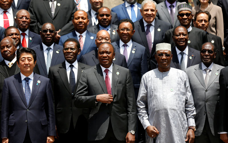 © Reuters. Japan's Prime Minister Shinzo Abe joins African leaders for a group photograph during a break session for the Sixth Tokyo International Conference on African Development in Kenya's capital Nairobi