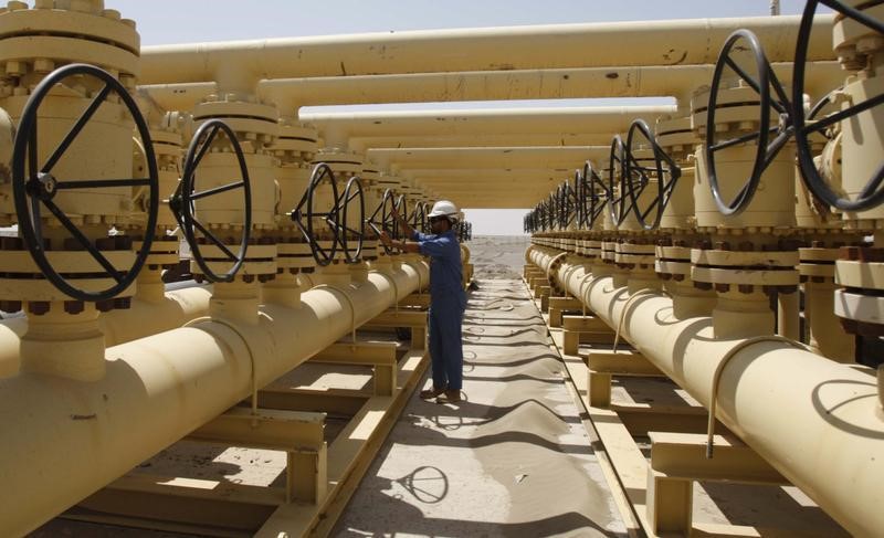 © Reuters. حصري-العراق يخطط لبيع النفط عبر إيران إذا فشلت المحادثات مع الأكراد