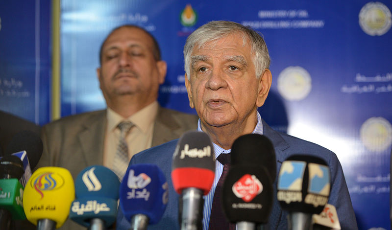 © Reuters. Iraqi Oil Minister Jabar Ali al-Luaibi speaks during a news conference during his visit to the oil field of Zubair, in Basra, Iraq