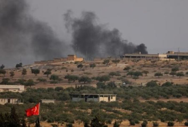 © Reuters. مصادر: الطائرات الحربية والمدفعية تركية تقصف أهدافا في شمال سوريا
