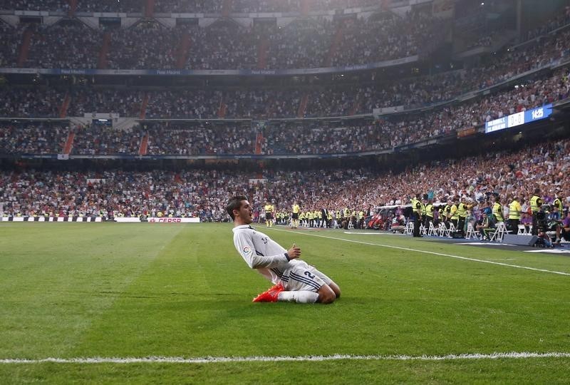 © Reuters. Un misil de Kroos salva al Real Madrid, Atlético vuelve a empatar