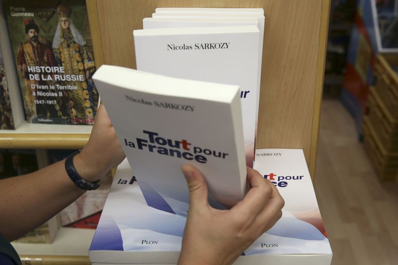 © Reuters. LA CAMPAGNE DE L'ÉLECTION PRÉSIDENTIELLE SE JOUE AUSSI DANS LES LIBRAIRIES