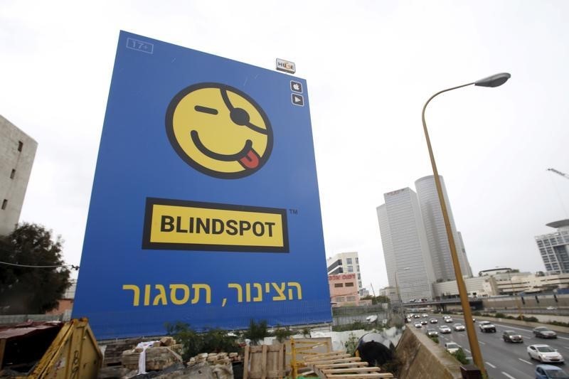 © Reuters. A billboard advertisement for Israeli app Blindspot, which allows people to send text messages anonymously, is seen in Tel Aviv