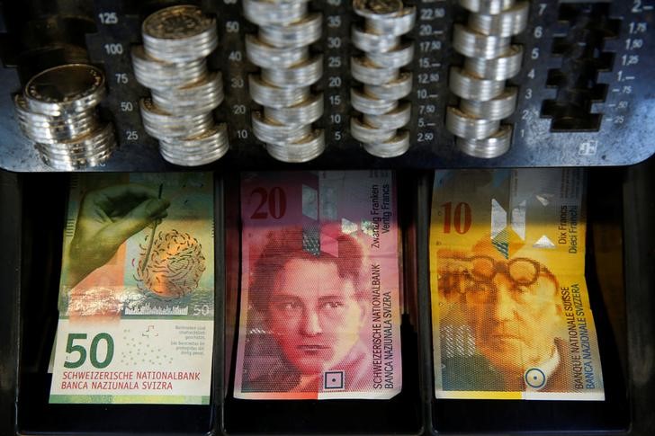 © Reuters. The new 50 Swiss Franc note is seen at a market stall after its release by the Swiss National Bank in Bern
