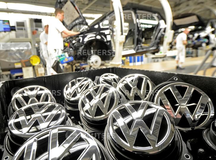 © Reuters. File photo of emblems of VW Golf VII car pictured in a production line at the plant of German carmaker Volkswagen in Wolfsburg