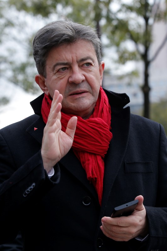 © Reuters. MÉLENCHON PRÉFÉRÉ À HOLLANDE