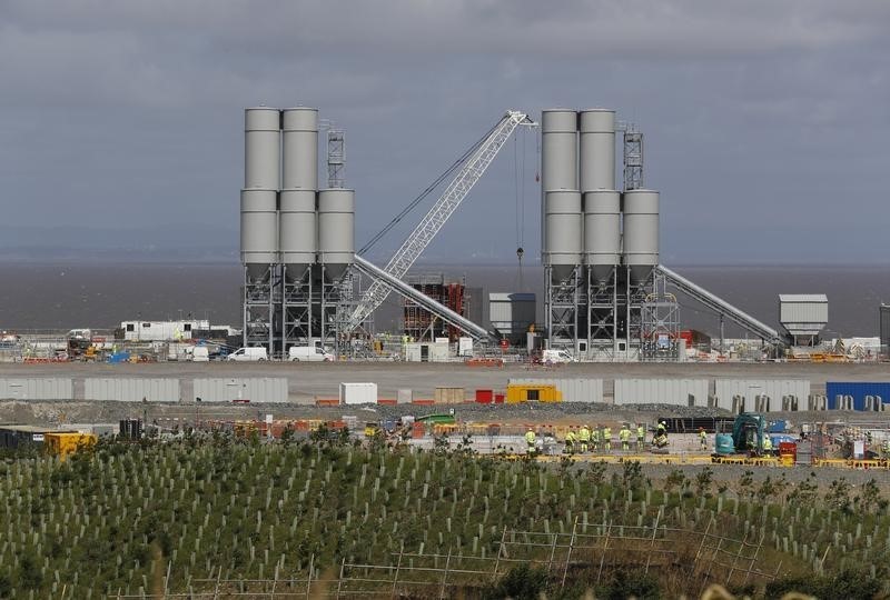 © Reuters. Men work at the Hinkley Point C nuclear power station site near Bridgwater in Britain