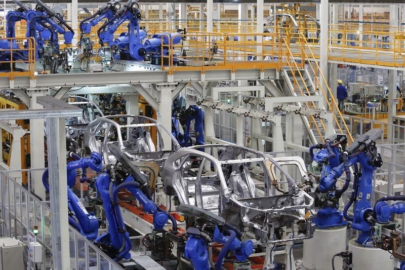 © Reuters. Cars are built at a BYD weld line in Shenzhen