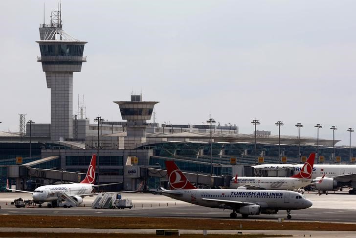 © Reuters. روسيا ترفع حظر رحلات الطيران العارض إلى تركيا