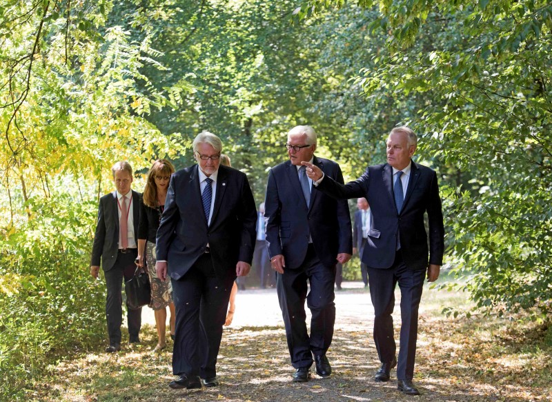 © Reuters. German Foreign Minister Steinmeier, Poland's Foreign Minister Waszczykowski and French Foreign Minister Ayrault arrive to the Weimar Triangle meeting in in Weimar