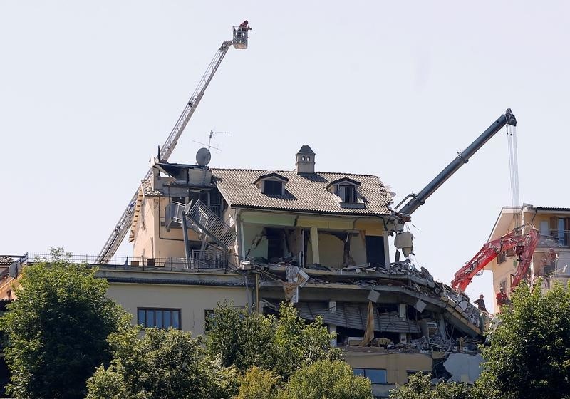 © Reuters. تحديد مكان المزيد من الجثث تحت الأنقاض في منطقة الزلزال بإيطاليا