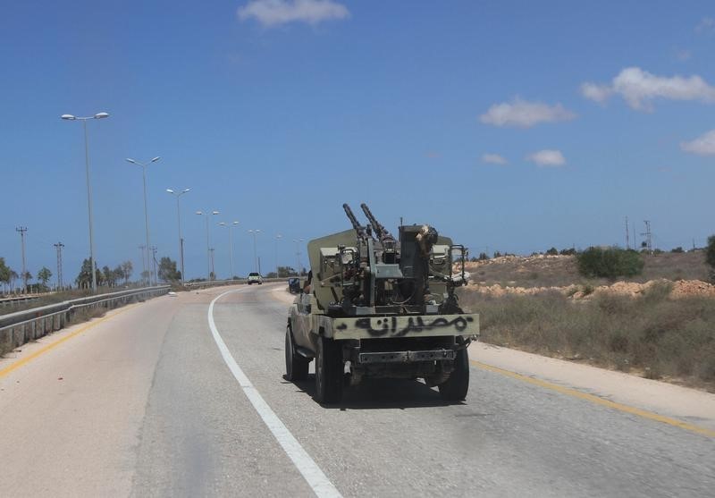 © Reuters. مستشفى: مقتل 28 مقاتلا ليبيا على الأقل في معركة ضد الدولة الإسلامية في سرت