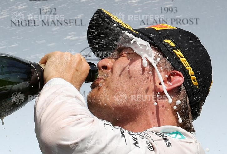 © Reuters. El piloto alemán de la Fórmula Uno Nico Rosberg celebra su primer lugar en el podio del Gran Premio de Bélgica