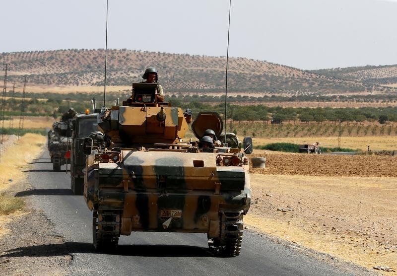 © Reuters. الجيش التركي يعمق توغله في سوريا والمرصد يقول إن 35 قرويا قتلوا