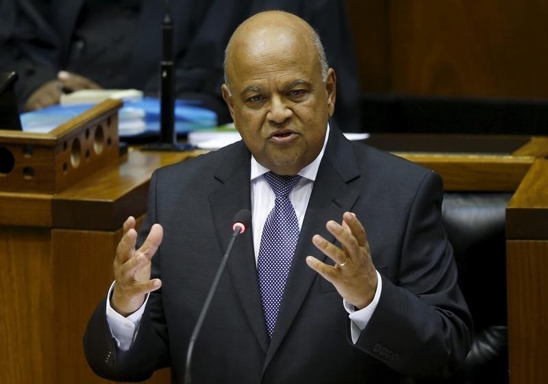 © Reuters. صحيفة: وزير مالية جنوب افريقيا قد يُتهم بالفساد هذا الأسبوع