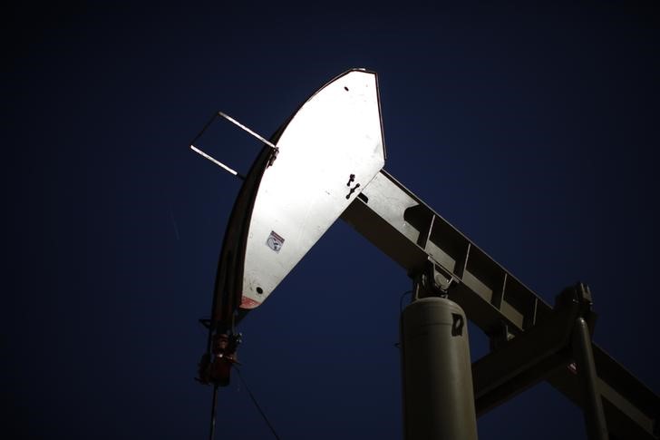 © Reuters. A pumpjack drills for oil in the Monterey Shale