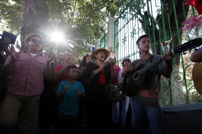 © Reuters. وفاة المغني المكسيكي خوان جابرييل نتيجة أزمة قلبية عن 66 عاما