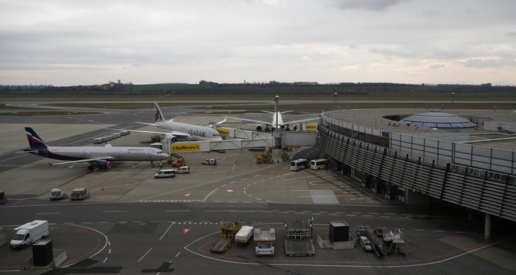 © Reuters. Planes are waiting next to Vienna's International Airport in Schwechat