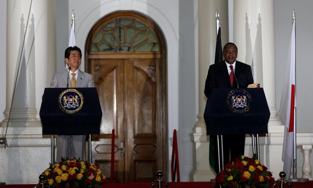 © Reuters. Japan's Prime Minister Shinzo Abe and Kenya's President Uhuru Kenyatta attend news conference following bilateral talks at State House in Kenya's capital Nairobi