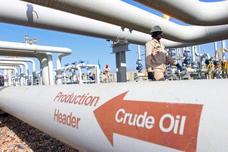 © Reuters. People work at the Halfaya oilfield in Amara, southeast of Baghdad