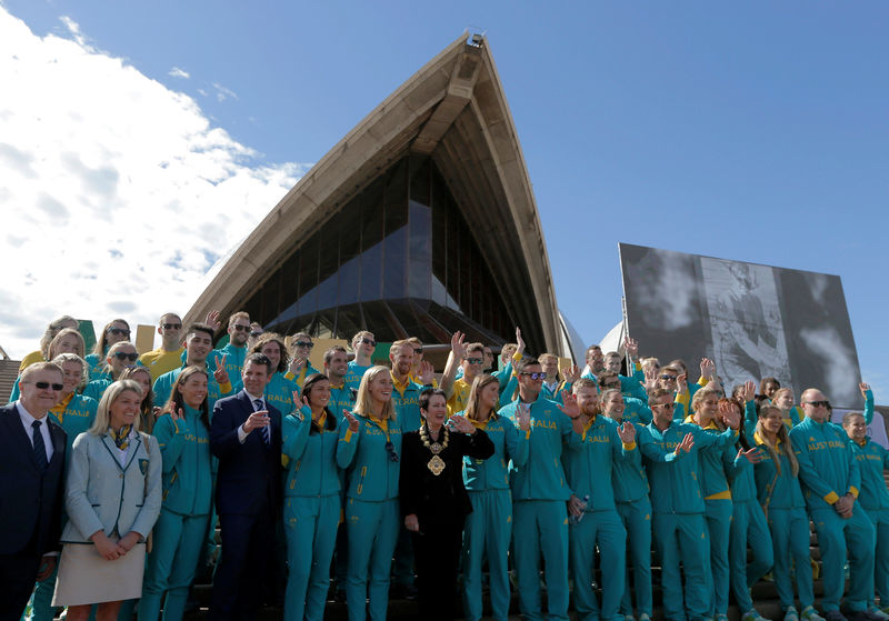 © Reuters. Sydney's Lord Mayor Clover Moore waves with Australia's Olympic athletes returning from Rio during an official welcome ceremony at the Sydney Opera House in Australia