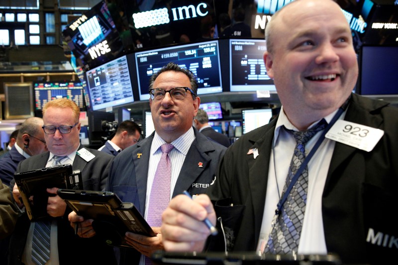 © Reuters. Traders work on the floor of the New York Stock Exchange (NYSE) in New York City