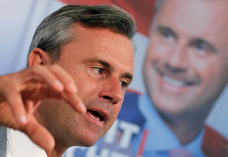 © Reuters. Austrian presidential candidate Hofer of the Freedom Party (FPOe) addresses a news conference ahead of a re-run of the run-off presidential election in Vienna