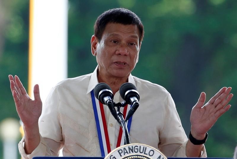 © Reuters. الرئيس الفلبيني يعرض مكافآت لمن يقدم معلومات عن رجال الشرطة الفاسدين