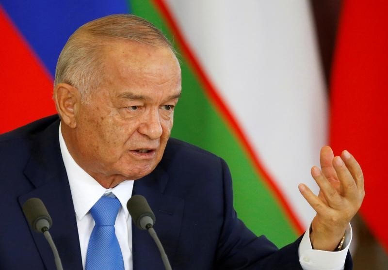 © Reuters. Uzbek President Karimov speaks during a joint news conference at the Kremlin in Moscow