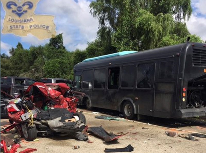 © Reuters. Acidente com ônibus que levava socorro a vítimas de enchentes em fotografia divulgada pela polícia de Louisiana