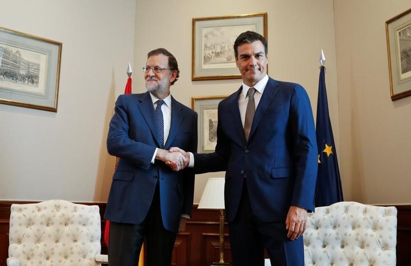 © Reuters. Rajoy y Sánchez vuelven a escenificar su desacuerdo antes de la investidura