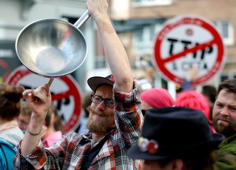 © Reuters. Bruxelles, protesta contro la Partnership per il commercio e l'investimento transatlantico (Ttip) tra Ue e Usa