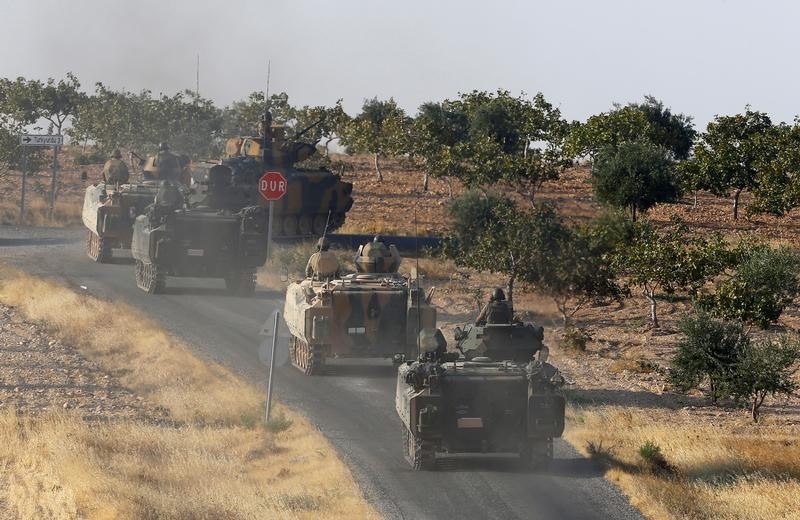 © Reuters. القوات التركية تتوغل في سوريا وتثير انتقادات أمريكية