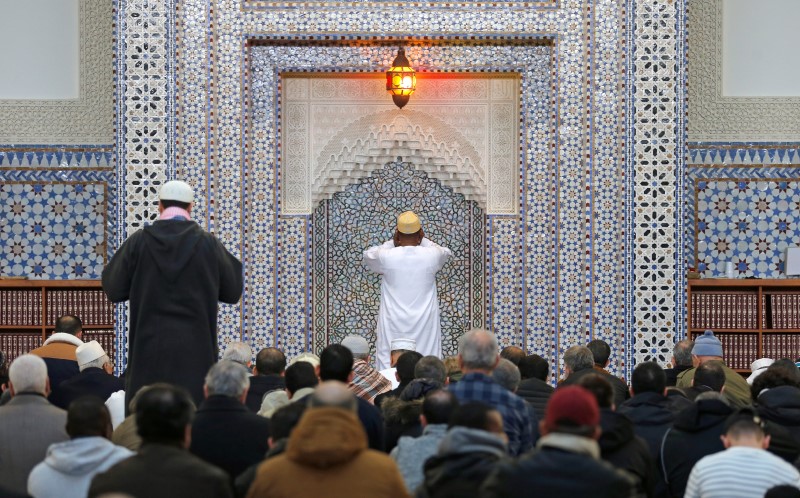 © Reuters. LA CONSTRUCTION DE "L’ISLAM DE FRANCE" RELANCÉE PLACE BEAUVAU