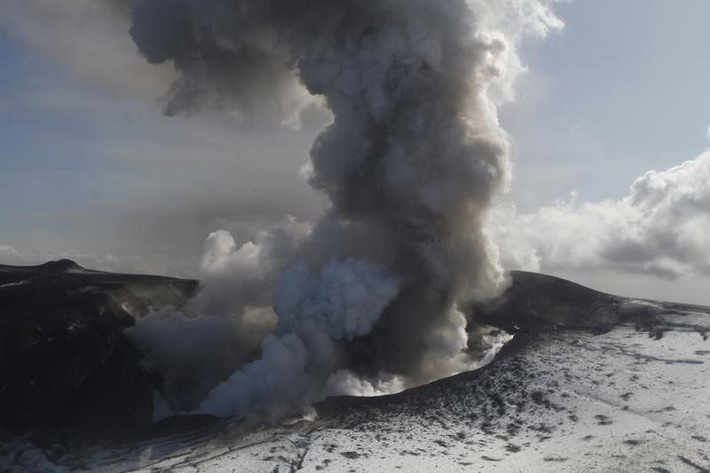 © Reuters. هزتان أرضيتان قويتان تضربان بركان كاتلا في أيسلندا