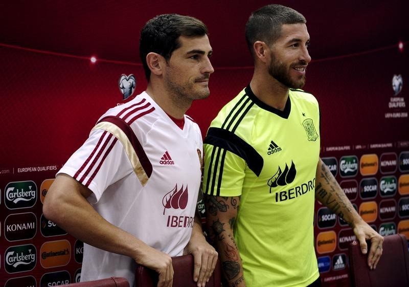 © Reuters. Ramos se muestra sorprendido de la exclusión de Casillas de la selección