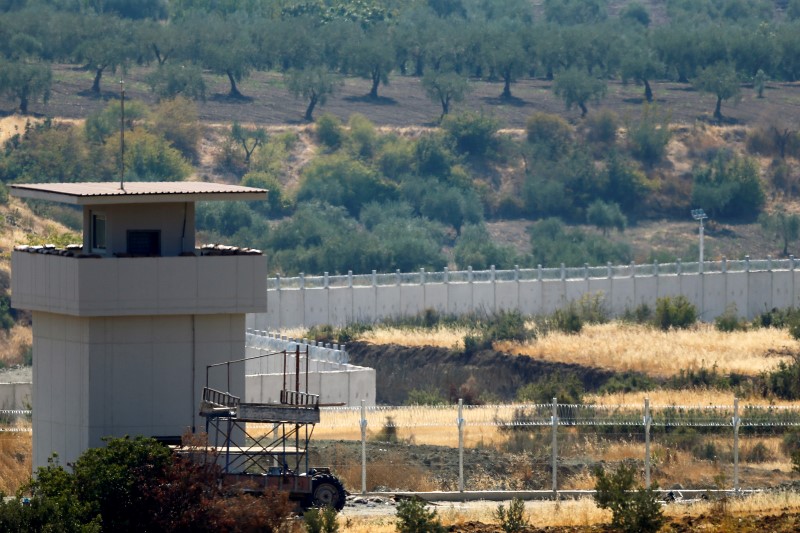 © Reuters. A wall along the border between Turkey and Syria is pictured near the southeastern town of Deliosman in Kilis province