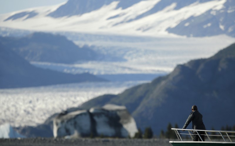 © Reuters. Obama views Bear Glacier on a boat tour of Kenai Fjords National Park in Seward, Alaska