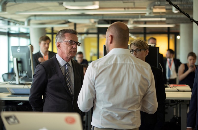 © Reuters. German Interior Minister de Maiziere visits the Facebook office in Berlin