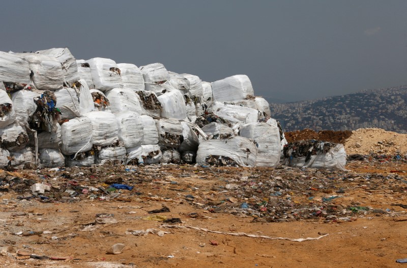 © Reuters. Garbage is piled prior to placement in the Bourj Hammoud dump site, north-east of the capital Beirut