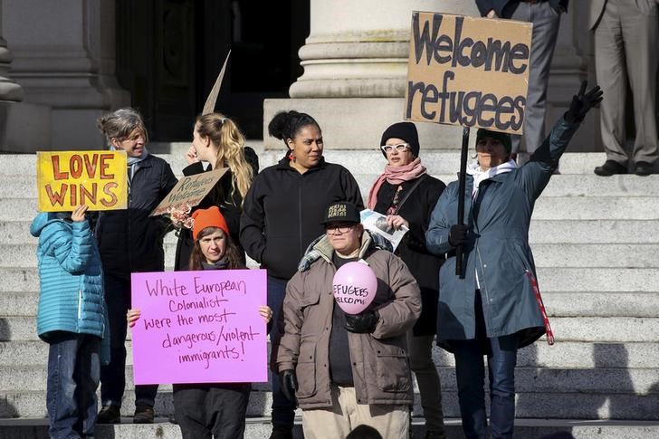 © Reuters. Pro-refugee counter-protesters gather during another group's protest against the United States' acceptance of Syrian refugees at the Washington State capitol in Olympia