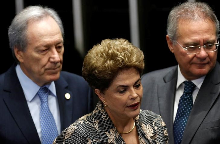 © Reuters. A presidente afastada Dilma Rousseff é fotografada entre Ricardo Lewandowski (esquerda), presidente do Supremo Tribunal Federal, e Renan Calheiros (direita), presidente do Senado durante a sessão final do processo de impeachment em Brasília, Brasil